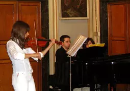 Nicole Zini durante l'esecuzione nella bella sala del Municipio di Pontinvrea, accompagnata al pianoforte da Alessandro Cavo